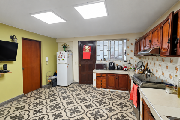 Cocina retro amplia y luminosa