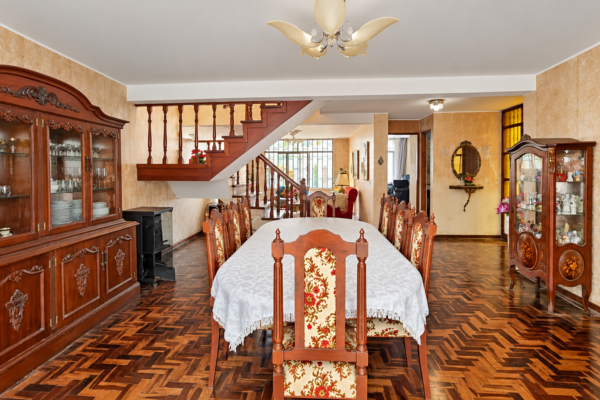 Comedor clásico con escalera y vitrinas