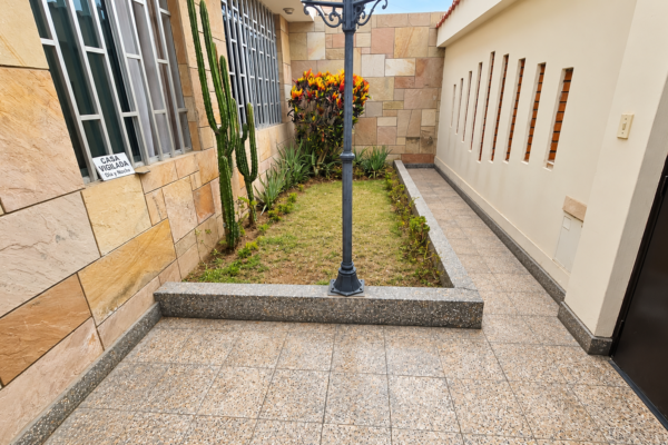 Patio Colonial con Jardín y Farol