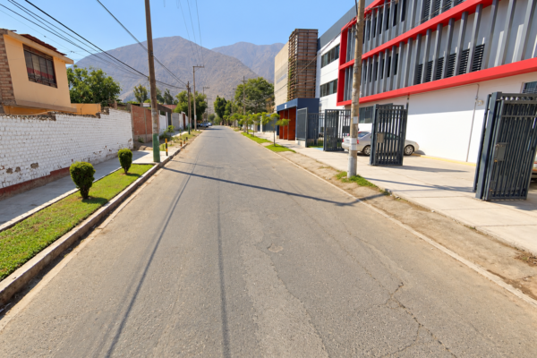 Calle soleada con montañas al fondo
