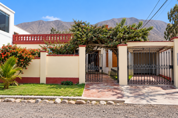Fachada con rejas y montañas áridas